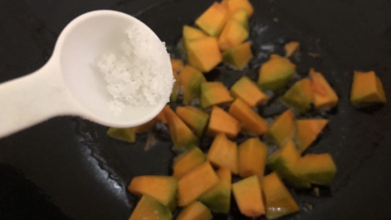 南瓜焖饭,加入盐