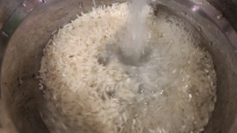 南瓜焖饭,米洗洗备用（米水留出）