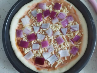 虾仁培根披萨,铺上一层洋葱