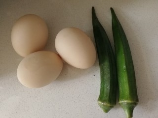 秋葵厚蛋烧,三个鸡蛋，两个秋葵。