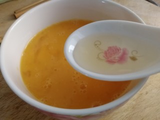 秋葵厚蛋烧,加一汤匙料酒。