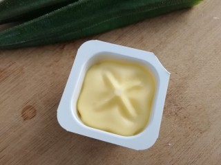 秋葵厚蛋烧,用10g黄油煎蛋液。