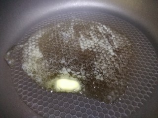 秋葵厚蛋烧,平地锅放5g黄油，小火融化。