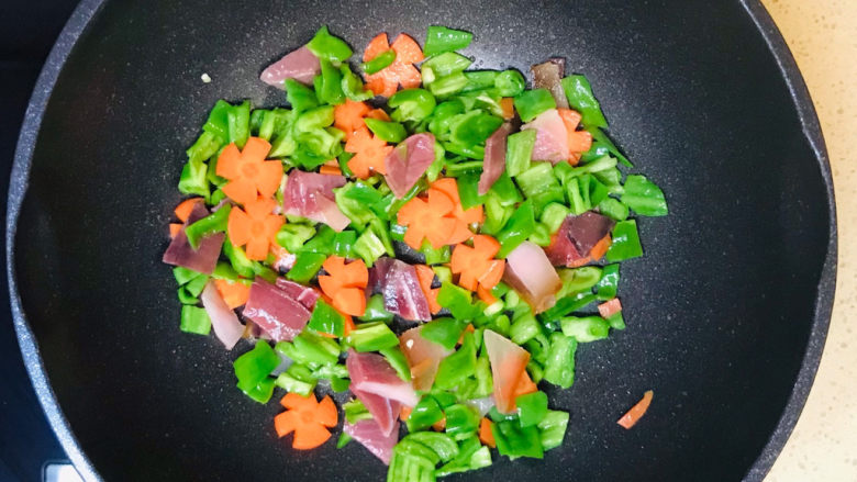 尖椒炒腊肉,一直翻炒至蔬菜恹恹就是熟透了