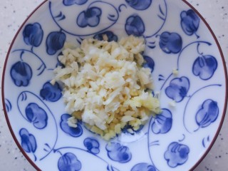 酸菜炖粉条,生姜和大蒜分别去皮洗净，切成末（不用太细）