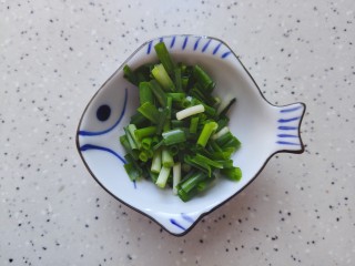 酸菜炖粉条,小葱洗净之后切碎