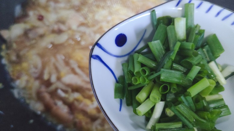 酸菜炖粉条,加入小葱，翻炒均匀即可