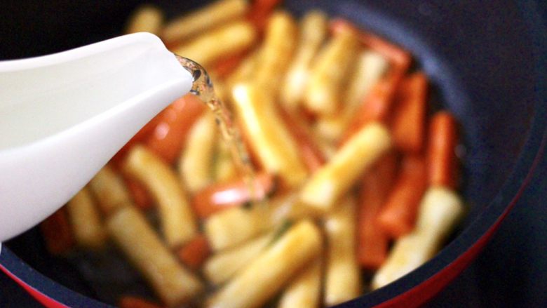 蚝油火腿时蔬炒年糕,锅中倒入少许清水。