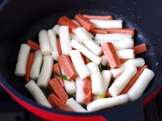 蚝油火腿时蔬炒年糕,放入焯过水的年糕条，翻炒均匀。
