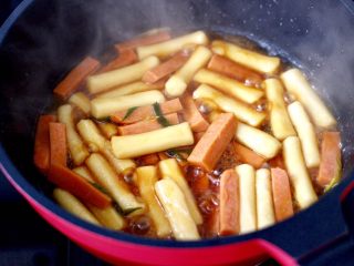 蚝油火腿时蔬炒年糕,大火炒至锅中汤汁粘稠时。
