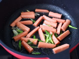 蚝油火腿时蔬炒年糕,放入火腿条翻炒至软。
