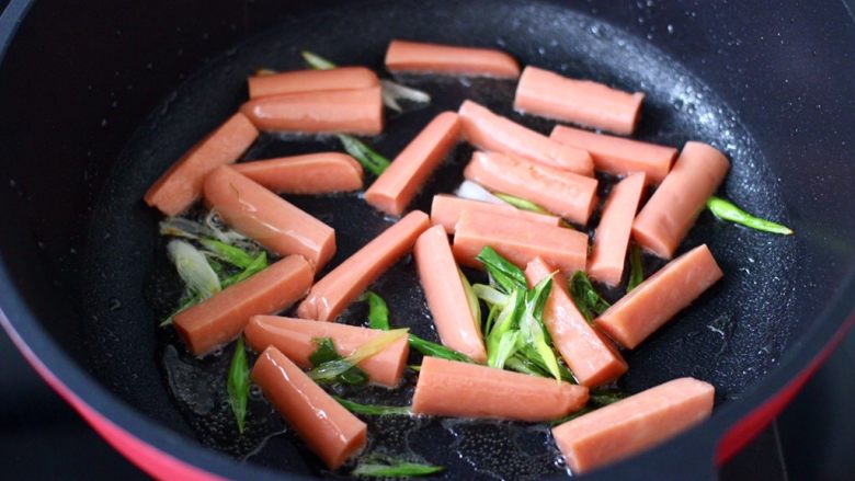 蚝油火腿时蔬炒年糕,放入火腿条翻炒至软。
