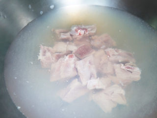 山药猪骨汤,冷水入锅焯烫去血污，再用温水冲洗一遍