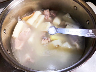 山药猪骨汤,出锅前加入一克味精提鲜调味

