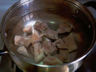 山药猪骨汤,再起一锅热水，冲洗干净的猪骨入锅