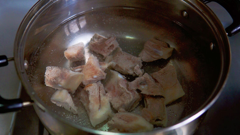 山药猪骨汤,再起一锅热水，冲洗干净的猪骨入锅
