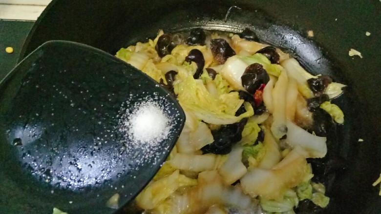 白菜炒木耳,盖上锅盖焖煮3分钟，根据自己口味加入适量油调味，翻炒均匀即可
