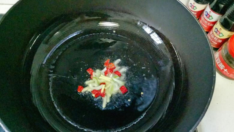 青椒肉丝面,炒锅中加入适量花生油烧热，放入葱姜蒜爆香