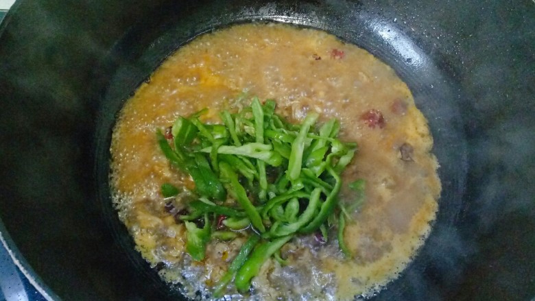 青椒肉丝面,倒入青椒丝翻炒均匀，汤汁浓稠关火盛出。