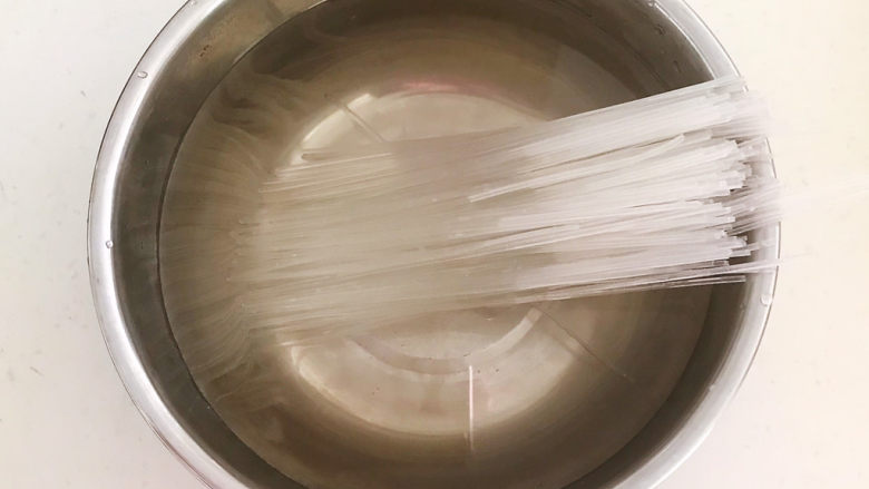 酸菜炖粉条,土豆水晶粉条用温水泡发15分钟
