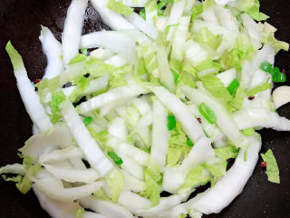 白菜炒木耳,先放入白菜根部翻炒均匀。