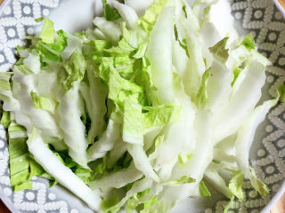 白菜炒木耳,将大白菜根部切成条状，与叶子部分分开装好。