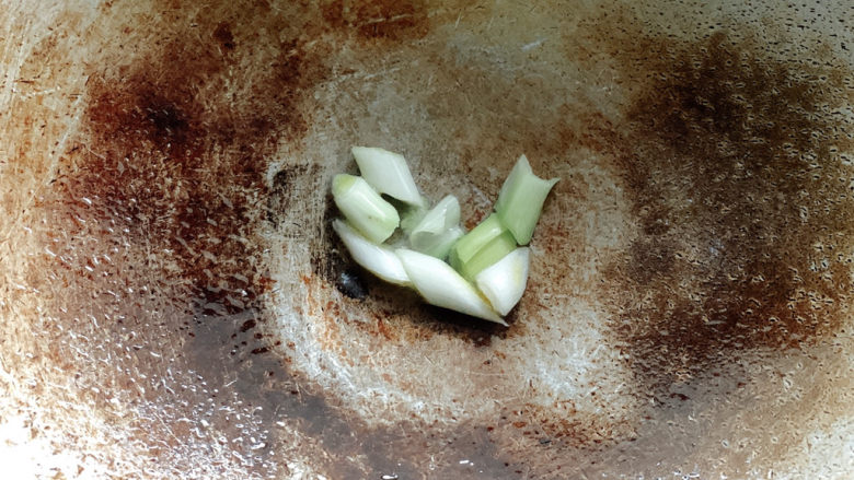 酸菜炖粉条,锅烧热油加葱白爆香