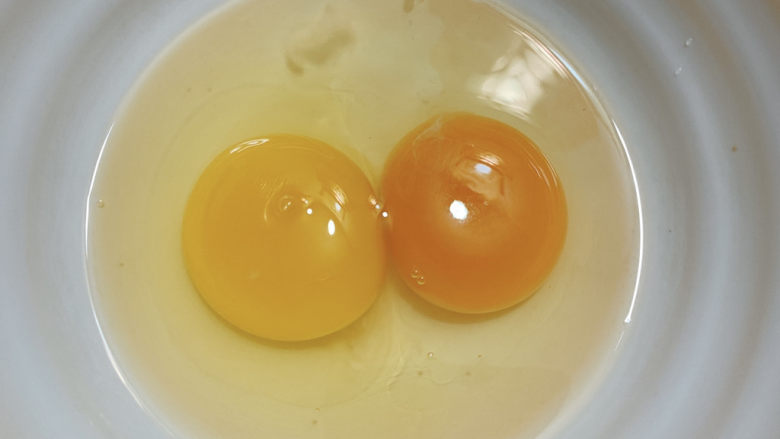 秋葵厚蛋烧,两颗鸡蛋破壳
