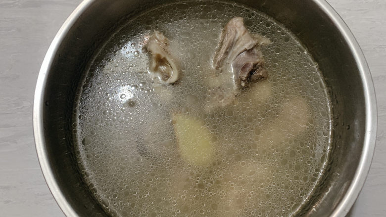 羊肉烩面,加入羊肉中并加适量清水，入高压锅炖出羊肉汤。