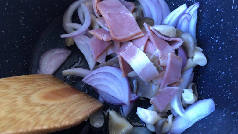 培根意大利面,下入培根洋葱和蘑菇快速翻炒均匀。