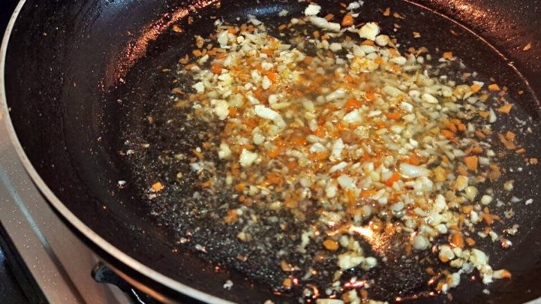鸡爪菇酿豆腐,煮开，加盐与鸡精调味