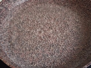 秋葵厚蛋烧,锅内倒入清水，量是能刚好末过秋葵的高度最合适。烧开