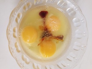 秋葵厚蛋烧,碗内打入三颗鸡蛋，加入盐，生抽，味精