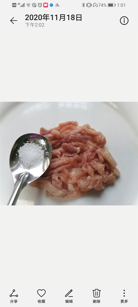 酸菜炖粉条,肉洗干净切成肉丝加入少许盐调味