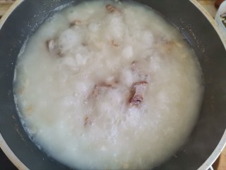 山药猪骨汤,排骨汤炖至变成奶白色转入砂锅