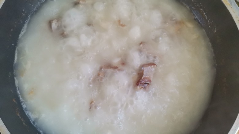 山药猪骨汤,排骨汤炖至变成奶白色转入砂锅
