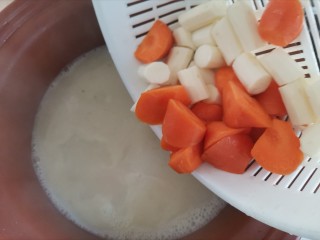 山药猪骨汤,转入砂锅后，加入山药和胡萝卜，中小火炖2小时