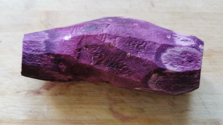 紫薯糯米饼,<a style='color:red;display:inline-block;' href='/shicai/ 2643'>紫薯</a>去皮