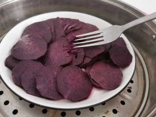 紫薯糯米饼,用叉子轻轻一碰即碎，即可出锅