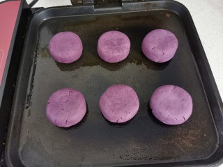 紫薯糯米饼,放入糯米饼生胚