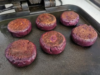 紫薯糯米饼,煎至两面定型焦黄即可出锅，双面加热，约需5分钟
