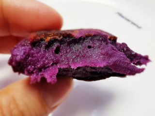 紫薯糯米饼,忍不住咬一口，软糯香甜好吃到没有朋友