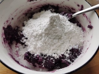 紫薯糯米饼,少量多次加入糯米粉，全程不加水，一定是少量多次