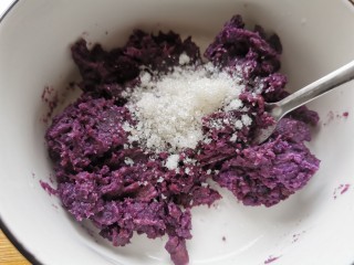 紫薯糯米饼,加入白糖搅拌均匀