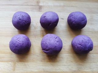 紫薯糯米饼,均匀的分成等量的小剂子