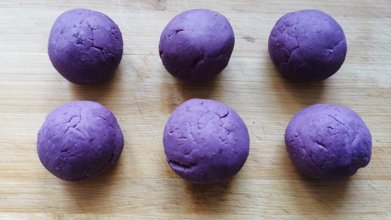 紫薯糯米饼,均匀的分成等量的小剂子