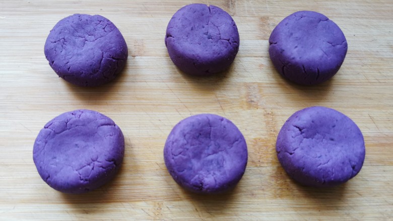 紫薯糯米饼,压成厚一些的圆饼，虽然薄了更容易熟，但是太薄吃起来口感会差一些