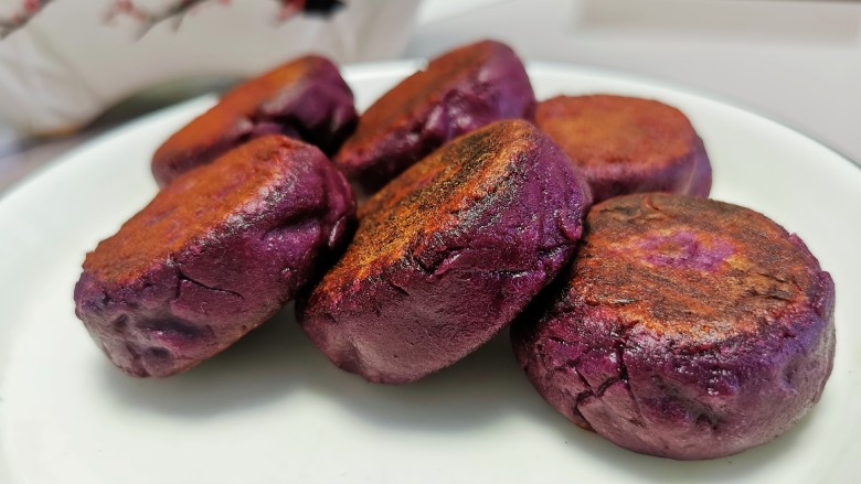 紫薯糯米饼,出锅放凉即可食用