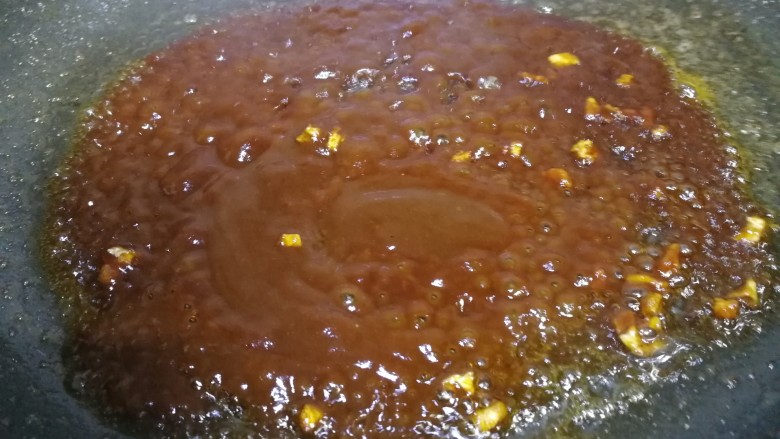 老北京鸡肉卷,平底锅留少许油，放入姜末炒香，放入酱汁炒香。