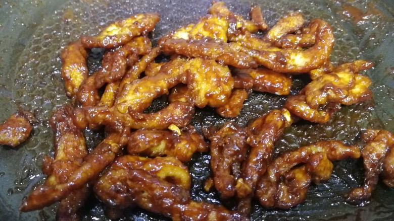 老北京鸡肉卷,放入鸡肉条，文火翻炒均匀，酱料均匀包裹上肉条。